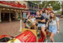 Jacky Bracamontes y Martín Fuentes junto con sus hijas visitan Disneyland Resort