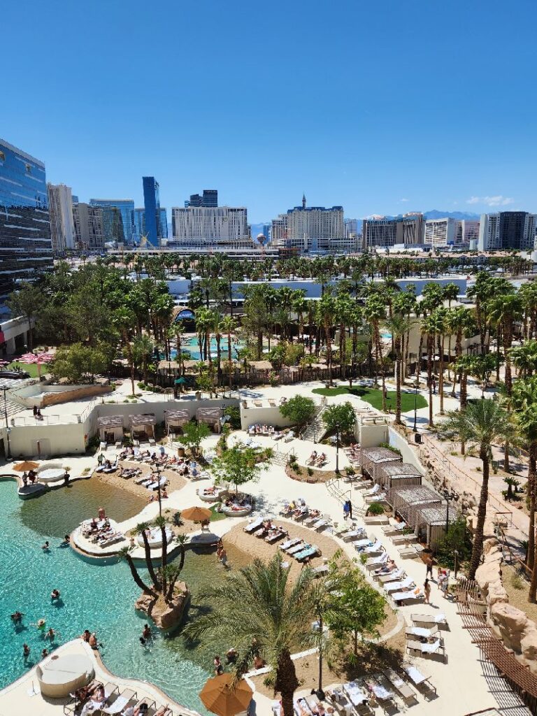 Alberca y panorámica Virgin Hotels Las Vegas